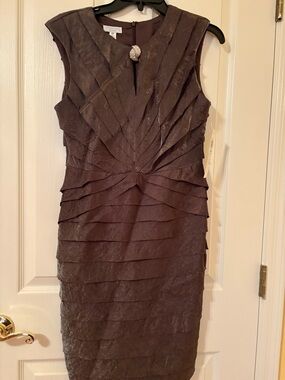London Times 8P Sable Layered Midi Sheath Dress with Decorative Brooch NWT